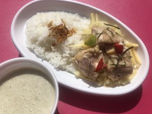 alt="モモタイの日替わり弁当 グリーンカレー 新宿テイクアウト"
